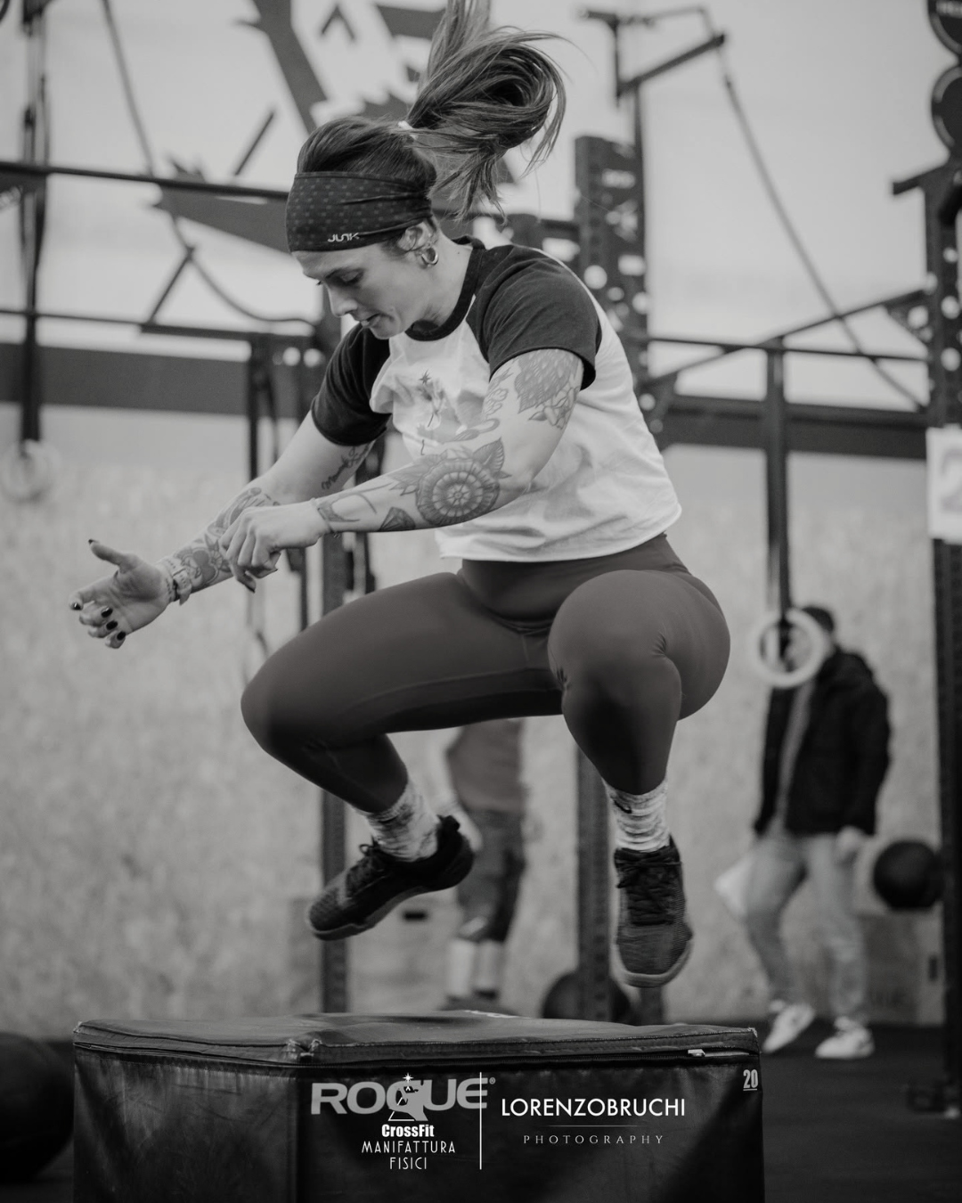 Atleta in mezzo a un box jump al box CFMF.